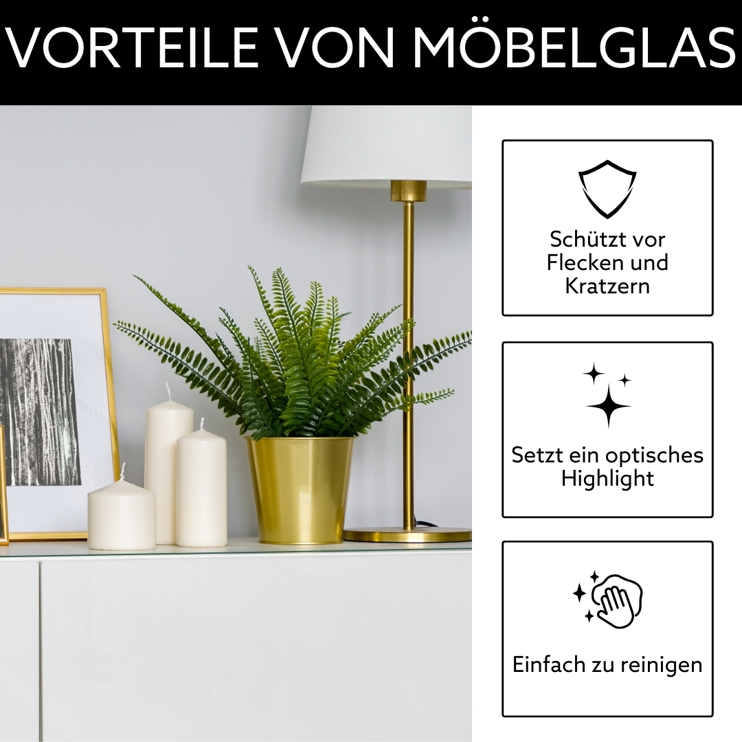 Glasplatte auf weißem Sideboard