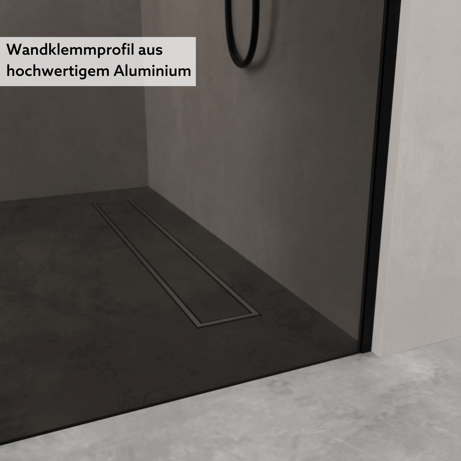 Nahaufnahme eines schwarzen Wandklemmprofils einer Walk In Dusche